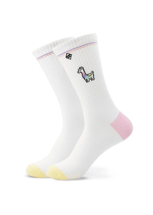 Ein Paar weiße Tennissocken von J.Clay mit gelben Zehen, rosafarbenen Absätzen, einem kleinen rautenförmigen Logo an der Spitze und einem gestickten bunten Lama an der Seite.