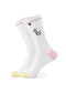 Ein Paar weiße Tennissocken von J.Clay mit gelben Zehen, rosafarbenen Absätzen, einem kleinen rautenförmigen Logo an der Spitze und einem gestickten bunten Lama an der Seite.