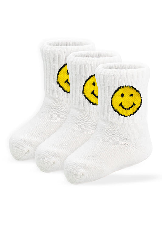 Drei Paar weiße J.Clay Baby Socken mit gelben Smiley-Gesichtern an der Seite, in einer Reihe auf weißem Hintergrund angeordnet. Ideal für Kinder Socken im Alter von 0-4 Jahren.