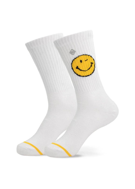 Ein Paar weiße J.Clay Tennissocken mit einem gelben Smiley am oberen Ende und einem dünnen gelben Streifen um die Zehen auf weißem Hintergrund.