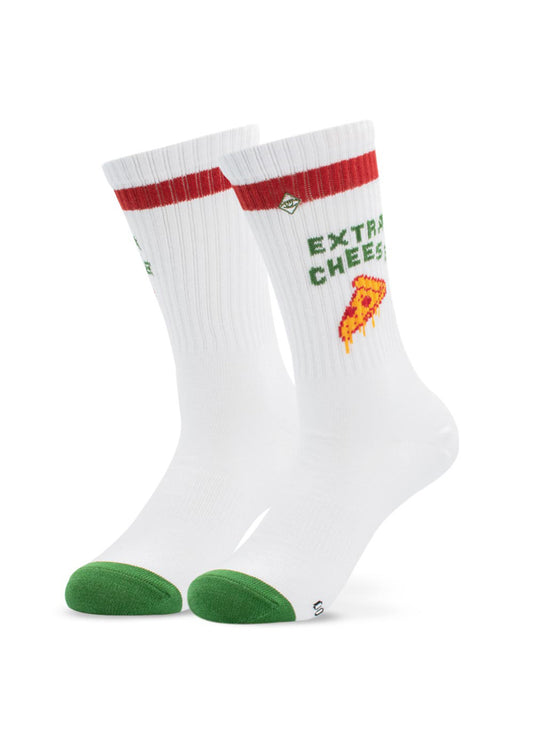 Ein Paar weiße Tennissocken von J.Clay mit roten Streifen an der Spitze, grünen Zehen und einer Pizzastück-Grafik mit "EXTRA CHEESY" in Grün an den Seiten.